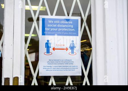 Eton, Windsor, Berkshire, Regno Unito. 18 Ottobre 2021. Un segno sociale di allontanamento nella finestra del negozio di suoni più ricchi in Eton High Street. Credit: Maureen McLean/Alamy Foto Stock
