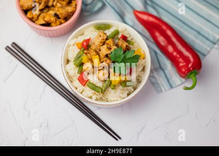 riso con verdure e carne kung pao piatto asiatico contorno con maiale o manzo su un piatto per il menu del ristorante Foto Stock