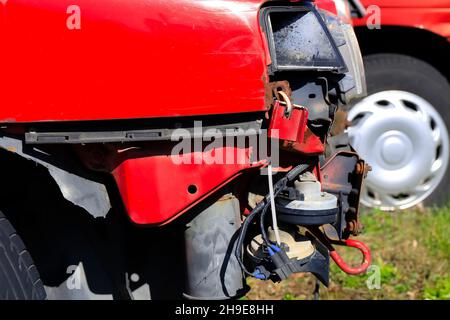 Ingrandire un frammento di un'auto coinvolta in un incidente stradale. Molte parti sono state danneggiate Foto Stock