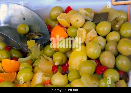 Durante il mercato alimentare di Nizza, in Francia, è possibile vedere e acquistare una selezione di vari tipi di olive con una selezione di additivi. Tali miscele sono pronte Foto Stock