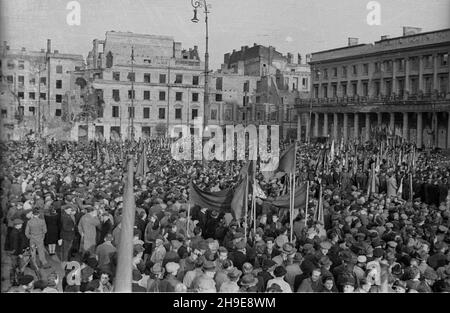 Warszawa, 1947-10-16. Stutysiêczna manifestacja na placu Teatralnym dla uczczenia pamiêci 50 ¿o³nierzy Gwardii Ludowej powieszonych przez Niemców w 1942 r. w odwecie za wysadzenie torów kolejowych. By³a a pierwsza publiczna egzekucja w okupowanej Warszawie. NZ. t³um ze sztandarami zgromadzony przed Teatrem wielkim. wb/gr PAP Varsavia, 16 ottobre 1947. Una dimostrazione forte di 100,000 in onore di 50 soldati della Guardia popolare impiccati dai tedeschi nel 1942 in rappresaglia per il loro soffiaggio di binari ferroviari. Questa fu la prima esecuzione pubblica a Varsavia occupata. Nella foto: Una folla con bandiere di fronte Foto Stock