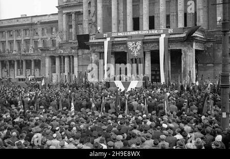 Warszawa, 1947-10-16. Stutysiêczna manifestacja na placu Teatralnym dla uczczenia pamiêci 50 ¿o³nierzy Gwardii Ludowej powieszonych przez Niemców w 1942 r. w odwecie za wysadzenie torów kolejowych. By³a a pierwsza publiczna egzekucja w okupowanej Warszawie. NZ. t³um ludzi i poczty sztandarowe przed Teatrem wielkim. wb/gr PAP Varsavia, 16 ottobre 1947. Una dimostrazione forte di 100,000 in onore di 50 soldati della Guardia popolare impiccati dai tedeschi nel 1942 in rappresaglia per il loro soffiaggio di binari ferroviari. Questa fu la prima esecuzione pubblica a Varsavia occupata. Nella foto: Una folla di persone e di colore Foto Stock