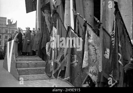 Warszawa, 1947-10-16. Stutysiêczna manifestacja na placu Teatralnym dla uczczenia pamiêci 50 ¿o³nierzy Gwardii Ludowej powieszonych przez Niemców w 1942 r. w odwecie za wysadzenie torów kolejowych. By³a a pierwsza publiczna egzekucja w okupowanej Warszawie. NZ. Poczty sztandarowe przed Teatrem wielkim. Na trybunie honorowej stoj¹ m.in.: W³adys³aw Gomu³ka, sekretarz Komitetu Wykonawczego PPR Jerzy Albrecht, cz³onek Centralnego Komitetu PPR W³adys³aw Bieñkowski, sekretarz Centralnego Komitetu Wykonawczego PPS Tadeusz Æwik, prezydent Warszawy Stanis³aw To³wiñski. wb/gr PAP Varsavia, 16 ottobre, Foto Stock