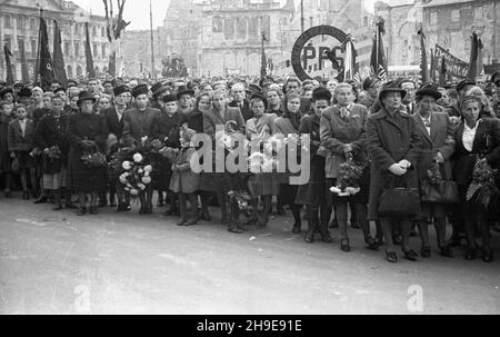 Warszawa, 1947-10-16. Stutysiêczna manifestacja na placu Teatralnym dla uczczenia pamiêci 50 ¿o³nierzy Gwardii Ludowej powieszonych przez Niemców w 1942 r. w odwecie za wysadzenie torów kolejowych. By³a a pierwsza publiczna egzekucja w okupowanej Warszawie. NZ. t³um ludzi zgromadzony przed Teatrem wielkim. wb/gr PAP Varsavia, 16 ottobre 1947. Una dimostrazione forte di 100,000 in onore di 50 soldati della Guardia popolare impiccati dai tedeschi nel 1942 in rappresaglia per il loro soffiaggio di binari ferroviari. Questa fu la prima esecuzione pubblica a Varsavia occupata. Nella foto: Una folla di persone di fronte al Gra Foto Stock