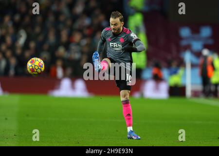 Birmingham, Regno Unito. 05 dicembre 2021. James Maddison di Leicester City in azione. Premier League Match, Aston Villa / Leicester City at Villa Park di Birmingham domenica 5 dicembre 2021. Questa immagine può essere utilizzata solo per scopi editoriali. Solo per uso editoriale, licenza richiesta per uso commerciale. Nessun uso in scommesse, giochi o un singolo club/campionato/player pubblicazioni. pic di Andrew Orchard/Andrew Orchard sport fotografia/Alamy Live news credito: Andrew Orchard sport fotografia/Alamy Live News Foto Stock