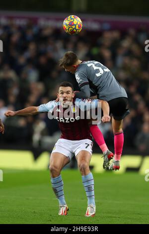 Birmingham, Regno Unito. 05 dicembre 2021. John McGinn di Aston Villa (l) e Luke Thomas di Leicester città in azione. Premier League Match, Aston Villa / Leicester City at Villa Park di Birmingham domenica 5 dicembre 2021. Questa immagine può essere utilizzata solo per scopi editoriali. Solo per uso editoriale, licenza richiesta per uso commerciale. Nessun uso in scommesse, giochi o un singolo club/campionato/player pubblicazioni. pic di Andrew Orchard/Andrew Orchard sport fotografia/Alamy Live news credito: Andrew Orchard sport fotografia/Alamy Live News Foto Stock