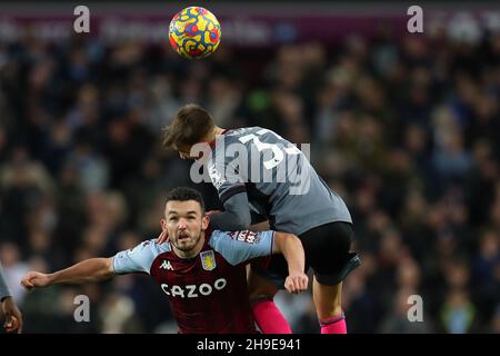 Birmingham, Regno Unito. 05 dicembre 2021. John McGinn di Aston Villa (l) e Luke Thomas di Leicester città in azione. Premier League Match, Aston Villa / Leicester City at Villa Park di Birmingham domenica 5 dicembre 2021. Questa immagine può essere utilizzata solo per scopi editoriali. Solo per uso editoriale, licenza richiesta per uso commerciale. Nessun uso in scommesse, giochi o un singolo club/campionato/player pubblicazioni. pic di Andrew Orchard/Andrew Orchard sport fotografia/Alamy Live news credito: Andrew Orchard sport fotografia/Alamy Live News Foto Stock