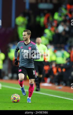 Birmingham, Regno Unito. 05 dicembre 2021. James Maddison di Leicester City in azione. Premier League Match, Aston Villa / Leicester City at Villa Park di Birmingham domenica 5 dicembre 2021. Questa immagine può essere utilizzata solo per scopi editoriali. Solo per uso editoriale, licenza richiesta per uso commerciale. Nessun uso in scommesse, giochi o un singolo club/campionato/player pubblicazioni. pic di Andrew Orchard/Andrew Orchard sport fotografia/Alamy Live news credito: Andrew Orchard sport fotografia/Alamy Live News Foto Stock