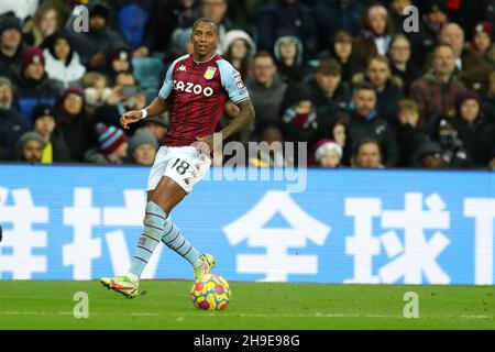 Birmingham, Regno Unito. 05 dicembre 2021. Ashley Young di Aston Villa in azione. Premier League Match, Aston Villa / Leicester City at Villa Park di Birmingham domenica 5 dicembre 2021. Questa immagine può essere utilizzata solo per scopi editoriali. Solo per uso editoriale, licenza richiesta per uso commerciale. Nessun uso in scommesse, giochi o un singolo club/campionato/player pubblicazioni. pic di Andrew Orchard/Andrew Orchard sport fotografia/Alamy Live news credito: Andrew Orchard sport fotografia/Alamy Live News Foto Stock