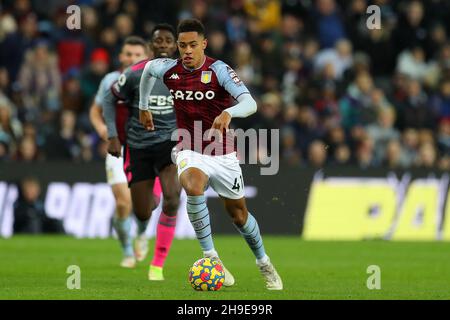 Birmingham, Regno Unito. 05 dicembre 2021. Jacob Ramsey di Aston Villa in azione. Premier League Match, Aston Villa / Leicester City at Villa Park di Birmingham domenica 5 dicembre 2021. Questa immagine può essere utilizzata solo per scopi editoriali. Solo per uso editoriale, licenza richiesta per uso commerciale. Nessun uso in scommesse, giochi o un singolo club/campionato/player pubblicazioni. pic di Andrew Orchard/Andrew Orchard sport fotografia/Alamy Live news credito: Andrew Orchard sport fotografia/Alamy Live News Foto Stock