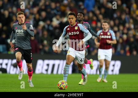 Birmingham, Regno Unito. 05 dicembre 2021. Jacob Ramsey di Aston Villa in azione. Premier League Match, Aston Villa / Leicester City at Villa Park di Birmingham domenica 5 dicembre 2021. Questa immagine può essere utilizzata solo per scopi editoriali. Solo per uso editoriale, licenza richiesta per uso commerciale. Nessun uso in scommesse, giochi o un singolo club/campionato/player pubblicazioni. pic di Andrew Orchard/Andrew Orchard sport fotografia/Alamy Live news credito: Andrew Orchard sport fotografia/Alamy Live News Foto Stock