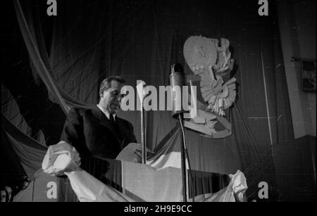 Warszawa, 1947-10-18. Pierwszy dzieñ dwudniowego kongresu Towarzystwa PrzyjaŸni Polsko-Radzieckiej w sali teatru Roma. NZ. przemówienie wicepremiera Antoniego Korzyckiego. wb/gr PAP Varsavia, 18 ottobre 1947. Il primo giorno del congresso di due giorni della Società di amicizia Polacco-sovietica nel Teatro Roma. Nella foto: deputato che parla Antoni Korzycki. wb/gr PAP Foto Stock