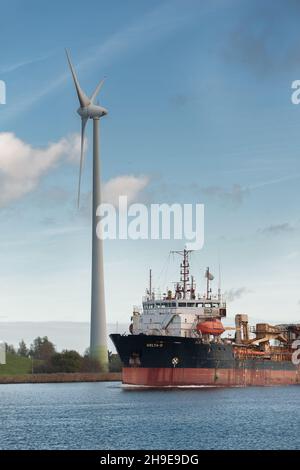 Spedizione nel canale del Mare del Nord. Drager con windmil in background Foto Stock