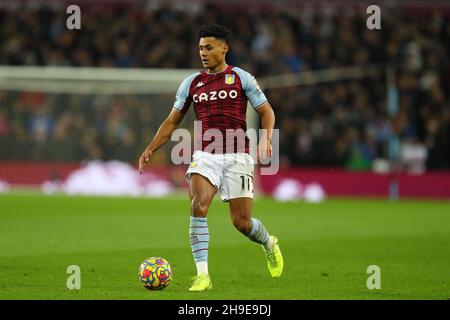 Birmingham, Regno Unito. 05 dicembre 2021. Ollie Watkins di Aston Villa in azione. Premier League Match, Aston Villa / Leicester City at Villa Park di Birmingham domenica 5 dicembre 2021. Questa immagine può essere utilizzata solo per scopi editoriali. Solo per uso editoriale, licenza richiesta per uso commerciale. Nessun uso in scommesse, giochi o un singolo club/campionato/player pubblicazioni. pic di Andrew Orchard/Andrew Orchard sport fotografia/Alamy Live news credito: Andrew Orchard sport fotografia/Alamy Live News Foto Stock