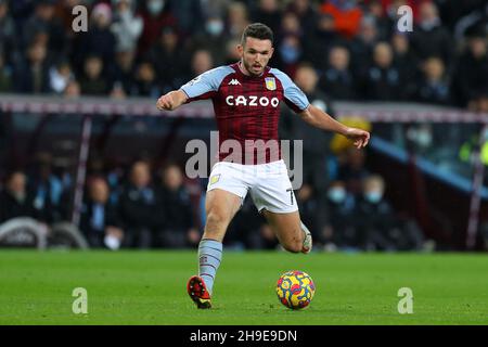 Birmingham, Regno Unito. 05 dicembre 2021. John McGinn di Aston Villa in azione. Premier League Match, Aston Villa / Leicester City at Villa Park di Birmingham domenica 5 dicembre 2021. Questa immagine può essere utilizzata solo per scopi editoriali. Solo per uso editoriale, licenza richiesta per uso commerciale. Nessun uso in scommesse, giochi o un singolo club/campionato/player pubblicazioni. pic di Andrew Orchard/Andrew Orchard sport fotografia/Alamy Live news credito: Andrew Orchard sport fotografia/Alamy Live News Foto Stock