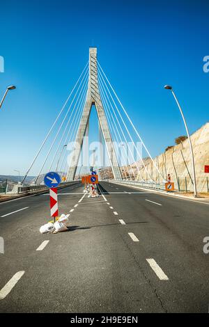 Il ponte nissibi eufrate che attraversa la diga ataturk sul fiume eufrate al confine provinciale delle città di adiyaman e Siverek Foto Stock