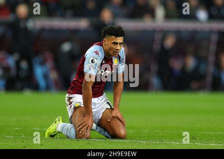 Birmingham, Regno Unito. 05 dicembre 2021. Ollie Watkins di Aston Villa si affaccia. Premier League Match, Aston Villa / Leicester City at Villa Park di Birmingham domenica 5 dicembre 2021. Questa immagine può essere utilizzata solo per scopi editoriali. Solo per uso editoriale, licenza richiesta per uso commerciale. Nessun uso in scommesse, giochi o un singolo club/campionato/player pubblicazioni. pic di Andrew Orchard/Andrew Orchard sport fotografia/Alamy Live news credito: Andrew Orchard sport fotografia/Alamy Live News Foto Stock