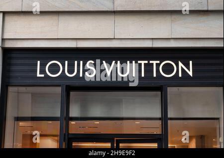 Edimburgo, Scozia - 20 novembre 2021: L'insegna per il negozio louis Vuitton a Edimburgo. Foto Stock