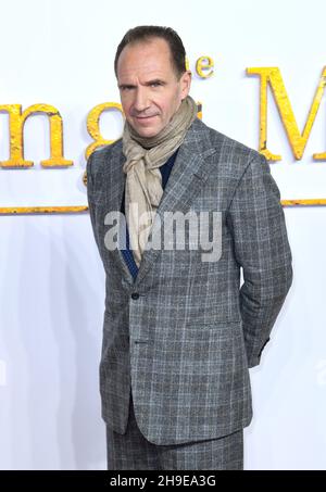 6 dicembre 2021. Londra, Regno Unito. Ralph Fiennes frequenta la King's Man World Premiere, Cineworld Leicester Square, Londra. Credit: Doug Peters/EMPICS/Alamy Live News Foto Stock