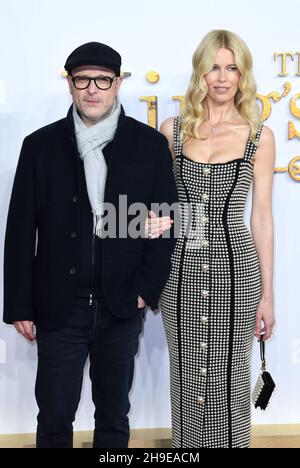 6 dicembre 2021. Londra, Regno Unito. Matthew Vaughn e Claudia Schiffer frequentano il King's Man World Premiere, Cineworld Leicester Square, Londra. Credit: Doug Peters/EMPICS/Alamy Live News Foto Stock