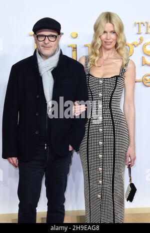 6 dicembre 2021. Londra, Regno Unito. Matthew Vaughn e Claudia Schiffer frequentano il King's Man World Premiere, Cineworld Leicester Square, Londra. Credit: Doug Peters/EMPICS/Alamy Live News Foto Stock