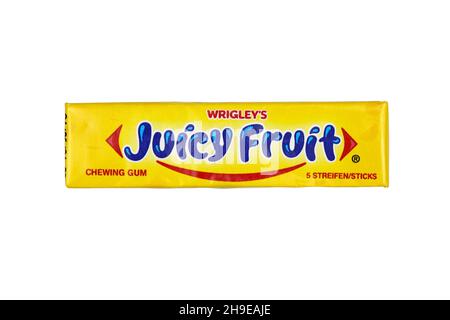 KHARKOV, UCRAINA - 14 FEBBRAIO 2021: Gomma da masticare di frutta Juicy Wrigleys nel disegno classico del pacchetto Foto Stock