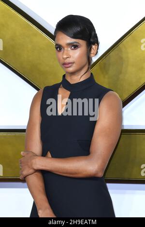 6 dicembre 2021. Londra, Regno Unito. Ramla Ali frequenta la King's Man World Premiere, Cineworld Leicester Square, Londra. Credit: Doug Peters/EMPICS/Alamy Live News Foto Stock