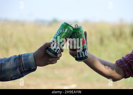 KHARKOV, UCRAINA - 31 LUGLIO 2021: Lattine di Heineken birra lager pallido nelle mani degli uomini all'aperto Foto Stock