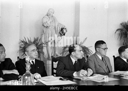 Warszawa, 1947-10-21. Inauguracyjne posiedzenie Naczelnej Rady Odbudowy Warszawy w sali Kolumnowej Prezydium Rady Ministrów. NZ. m.in.: wiceminister Komunikacji Jan Rabanowski (L), pose³ Feliks Widy Wirski (3L), wiceminister Przemys³u i Handlu Eugeniusz Szyr (4L). mb/gr PAP Varsavia, 21 ottobre 1947. La sessione inaugurale del Consiglio principale per la ricostruzione di Varsavia nella Sala colonna del Presidium del Consiglio dei Ministri. Nella foto: vice Ministro della comunicazione Jan Rabanowski (da sinistra), deputato Feliks Widy Wirski (3° da sinistra), vice Ministro dell'industria e del Commercio Eugeniusz Szyr (4° f Foto Stock