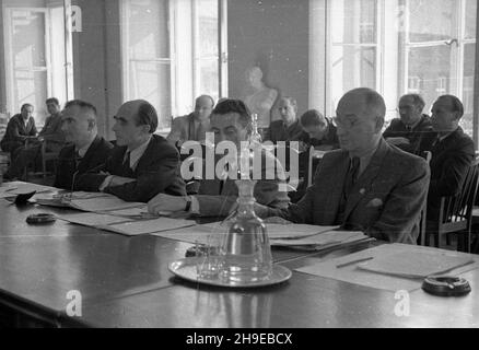 Warszawa, 1947-10-21. Inauguracyjne posiedzenie Naczelnej Rady Odbudowy Warszawy w sali Kolumnowej Prezydium Rady Ministrów. NZ. (Na pierwszym planie) wiceminister Przemys³u i Handlu a¿. Boles³aw Rumiñski (L), sekretarz generalny Naczelnej Rady Odbudowy Warszawy in¿. Arch. Jerzy Grabowski (2L), zastêpca sekretarza generalnego aczelnej Rady Odbudowy Warszawy kmdr Aleksy Czerwiñski (3L), wiceminister Skarbu Wiktor Koœciñski (4L). mb/gr PAP Varsavia, 21 ottobre 1947. La riunione inaugurale del Consiglio principale per la ricostruzione di Varsavia nella Sala colonna del Persidium del Consiglio del mi Foto Stock