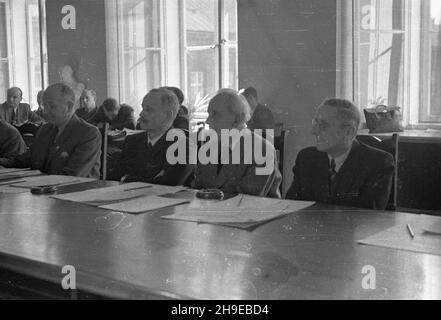 Warszawa, 1947-10-21. Inauguracyjne posiedzenie Naczelnej Rady Odbudowy Warszawy w sali Kolumnowej Prezydium Rady Ministrów. NZ. (Na pierwszym planie) wiceminister Skarbu Wiktor Koœciñski (L), rektor Politechniki Warszawskiej prof. dr. Edward Warcha³owski (2L), profittor Politechniki Warszawskiej in¿. Arch. Romuald Gutt (3L), prezes Warszawskiej Spó³dzielni Mieszkaniowej Marian Nowicki (4L). mb/gr PAP Varsavia, 21 ottobre 1947. La riunione inaugurale del Consiglio principale per la ricostruzione di Varsavia nella Sala colonna del Persidium del Consiglio dei Ministri. Raffigurato in primo piano depu Foto Stock