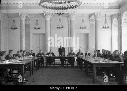 Warszawa, 1947-10-21. Inauguracyjne posiedzenie Naczelnej Rady Odbudowy Warszawy w sali Kolumnowej Prezydium Rady Ministrów. NZ. Przemawia prezydent Boles³aw Bierut. Przy g³ównej czêœci sto³u prezydialnego siedz¹ m.in.: przewodnicz¹cy Sto³ecznej Rady Narodowej Stanis³aw Sankowski (L), ministro Odbudowy prof. dr. Micha³ Kaczorowski (2L), Prezes Rady Ministrów Józef Cyrankiewicz (3L), wiceminister Obrony Narodowej gen. Dyw. In¿ Arch. Marian Spychalski (5L), prezidente m.st. Warszawy Stanis³aw To³wiñski (6L), wiceminister Odbudowy Przewodnicz¹cy Komitetu Planowania a¿. Juliusz ¯akowski (7L). mb/g Foto Stock