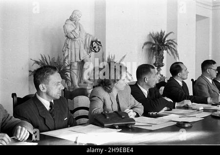 Warszawa, 1947-10-21. Inauguracyjne posiedzenie Naczelnej Rady Odbudowy Warszawy w sali Kolumnowej Prezydium Rady Ministrów. NZ. m.in.: wiceminister Skarbu Edward Dro¿niak (L), wiceminister Oœwiaty Eugenia Krassowska (2L), wiceminister Komunikacji Jan Rabanowski (3L), pose³ Feliks Widy Wirski (5L), wiceminister Przemys³u i Handlu Eugeniusz Szyr (6L) gr/PAP Varsavia, 21 ottobre 1947. La sessione inaugurale del Consiglio principale per la ricostruzione di Varsavia nella Sala colonna del Presidium del Consiglio dei Ministri. Nella foto: vice Ministro del Tesoro Edward Drozniak (da sinistra), vice EDUC Foto Stock