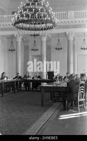 Warszawa, 1947-10-21. Inauguracyjne posiedzenie Naczelnej Rady Odbudowy Warszawy w sali Kolumnowej Prezydium Rady Ministrów. NZ. Przemawia prezydent Boles³aw Bierut. Przy g³ównej czêœci sto³u prezydialnego siedz¹ m.in.: przewodnicz¹cy Sto³ecznej Rady Narodowej Stanis³aw Sankowski (L), ministro Odbudowy prof. dr. Micha³ Kaczorowski (2L), Prezes Rady Ministrów Józef Cyrankiewicz (3L), Wiceminister Obrony Narodowej gen. Dyw. In¿ Arch. Marian Spychalski (5L), prezidente m.st. Warszawy Stanis³aw To³wiñski (6L). mb/gr PAP Varsavia, 21 ottobre 1947. La riunione inaugurale del Consiglio principale per le guerre Foto Stock