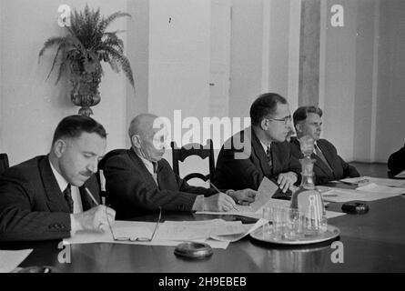 Warszawa, 1947-10-21. Inauguracyjne posiedzenie Naczelnej Rady Odbudowy Warszawy w sali Kolumnowej Prezydium Rady Ministrów. NZ. Prezes Izby Przemys³owo Handlowej w Warszawie Mieczys³aw Hartwig (L), przewodnicz¹cy Sto³ecznego Komitetu Odbudowy Warszawy a¿. Czes³aw Klarner (2L), Przewodnicz¹cy Komitetu Centralnego Zwi¹zków Zawodowych Kazimierz Witaszewski (3L), ministro Administracji Publicznej Edward Osóbka-Morawski (5L). mb/gr PAP Varsavia, 21 ottobre 1947. La riunione inaugurale del Consiglio principale per la ricostruzione di Varsavia nella Sala colonna del Persidium del Consiglio del Ministro Foto Stock