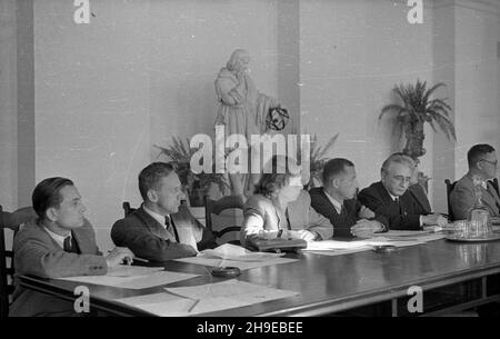 Warszawa, 1947-10-21. Inauguracyjne posiedzenie Naczelnej Rady Odbudowy Warszawy w sali Kolumnowej Prezydium Rady Ministrów. NZ. m.in.: pose³ Jerzy Albrecht (L), wiceminister Skarbu Edward Dro¿niak (2L), wiceminister Oœwiaty Eugenia Krassowska (3L), wiceminister Komunikacji Jan Rabanowski (4L), wiceminister Przemys³u i Handlu Eugeniusz Szyr (6L). mb/gr PAP Varsavia, 21 ottobre 1947. La riunione inaugurale del Consiglio principale per la ricostruzione di Varsavia nella Sala colonna del Persidium del Consiglio dei Ministri. Nella foto: Sejm vice Jerzy Albrecht (da sinistra), vice ministro del Tesoro Foto Stock