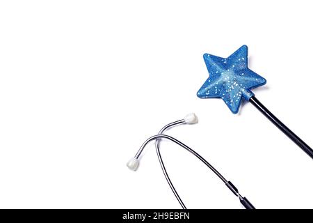 Stetoscopio medico con giocattolo natalizio su sfondo chiaro. Natale, Capodanno e vacanza medica piatto, vista dall'alto sfondo con spazio copia Foto Stock