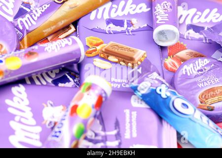 KHARKOV, UCRAINA - 2 LUGLIO 2021: Prodotti al cioccolato Milka con disegno classico a lilla su tavola di legno bianco Foto Stock