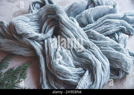 bella tovaglia di garza blu su sfondo grigio grattato Foto Stock