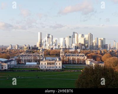 Vista da Greenwich Park verso Queens House e l'Università, con i grattacieli di Canary Wharf alle spalle. Foto Stock