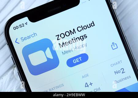 KHARKOV, UCRAINA - 5 MARZO 2021: Icona Zoom Messenger e applicazione da App Store su iPhone 12 schermo pro su tavolo bianco in legno Foto Stock