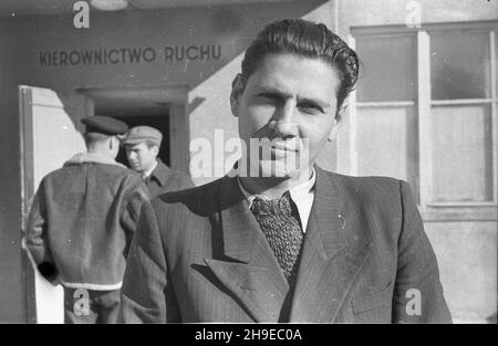 Warszawa, 1947-10-23. Operatore Polskiej Kroniki Filmowej (PKF) na lotnisku Okêcie. wb/gr PAP Varsavia, 23 ottobre 1947. Cameraman polacco di Newsreel all'aeroporto di Okecie. wb/gr PAP Foto Stock