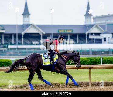 Louisville, Stati Uniti. 28 aprile 2021. 28 aprile 2021, Louisville, KY, USA: 28 aprile, 2021: Medina Spirit, addestrato dall'addestratore Bob Baffert, esercitazioni in preparazione per il Derby del Kentucky a Churchill Downs il 29 aprile 2021 a Louisville, Kentucky. (Foto di Scott Serio/Eclipse Sportswire/CSM/Sipa USA) Credit: Sipa USA/Alamy Live News Foto Stock