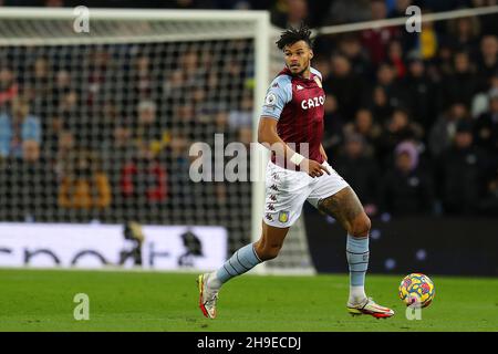 Birmingham, Regno Unito. 05 dicembre 2021. Tyrone Mings di Aston Villa in azione. Premier League Match, Aston Villa / Leicester City at Villa Park di Birmingham domenica 5 dicembre 2021. Questa immagine può essere utilizzata solo per scopi editoriali. Solo per uso editoriale, licenza richiesta per uso commerciale. Nessun uso in scommesse, giochi o un singolo club/campionato/player pubblicazioni. pic di Andrew Orchard/Andrew Orchard sport fotografia/Alamy Live news credito: Andrew Orchard sport fotografia/Alamy Live News Foto Stock