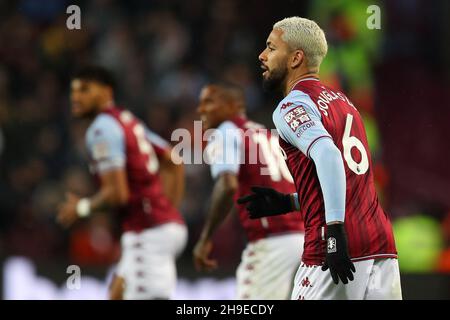 Birmingham, Regno Unito. 05 dicembre 2021. Douglas Luiz di Aston Villa si affaccia. Premier League Match, Aston Villa / Leicester City at Villa Park di Birmingham domenica 5 dicembre 2021. Questa immagine può essere utilizzata solo per scopi editoriali. Solo per uso editoriale, licenza richiesta per uso commerciale. Nessun uso in scommesse, giochi o un singolo club/campionato/player pubblicazioni. pic di Andrew Orchard/Andrew Orchard sport fotografia/Alamy Live news credito: Andrew Orchard sport fotografia/Alamy Live News Foto Stock