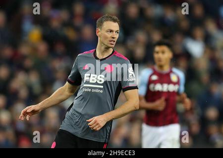 Birmingham, Regno Unito. 05 dicembre 2021. Jonny Evans di Leicester City guarda avanti. Premier League Match, Aston Villa / Leicester City at Villa Park di Birmingham domenica 5 dicembre 2021. Questa immagine può essere utilizzata solo per scopi editoriali. Solo per uso editoriale, licenza richiesta per uso commerciale. Nessun uso in scommesse, giochi o un singolo club/campionato/player pubblicazioni. pic di Andrew Orchard/Andrew Orchard sport fotografia/Alamy Live news credito: Andrew Orchard sport fotografia/Alamy Live News Foto Stock