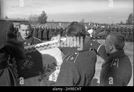 Bemowo, 1947-10-26. Promocja oficerska w Technicznej Szkole Lotniczej na lotnisku Bemowo pod Warszaw¹. NZ. Promowani oficerowie sk³adaj¹ przysiêgê na sztandar szko³y. ps/gr PAP Bemowo, 26 ottobre 1947. Cerimonia di promozione ufficiale al Technical Pilot College presso l'aeroporto di Bemowo vicino a Varsavia. Nella foto: Cerimonia di giuramento degli ufficiali appena promossi. ps/gr PAP Foto Stock