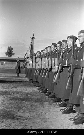 Bemowo, 1947-10-26. Promocja oficerska w Technicznej Szkole Lotniczej na lotnisku Bemowo pod Warszaw¹. ps/gr PAP Bemowo, 26 ottobre 1947. Cerimonia di promozione ufficiale presso il Technical Pilot College dell'aeroporto di Bemowo vicino a Varsavia. ps/gr PAP Foto Stock