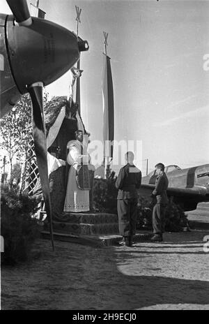 Bemowo, 1947-10-26. Promocja oficerska w Technicznej Szkole Lotniczej na lotnisku Bemowo pod Warszaw¹. NZ. ksi¹dz podpu³kownik Wac³aw Pyszkowski odprawia mszê polow¹ na p³ycie lotniska. ps/gr PAP Bemowo, 26 ottobre 1947. Cerimonia di promozione ufficiale presso il Technical Pilot College dell'aeroporto di Bemowo vicino a Varsavia. Nella foto: padre tenente-colonnello Waclaw Pyszkowski celebra una massa di campo all'aeroporto. ps/gr PAP Foto Stock