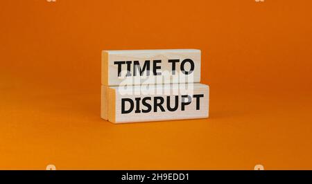 Tempo di interruzione del simbolo. Concetto parole tempo di interrompere su blocchi di legno su uno sfondo arancione bello. Business e il tempo di rivoluz. Concetto. Copia sp Foto Stock